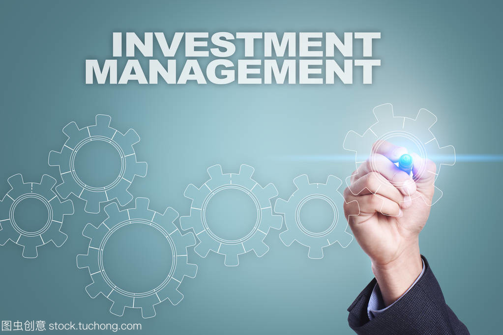商人在虛擬屏幕上繪圖 數(shù)字時(shí)代的投資管理新范式